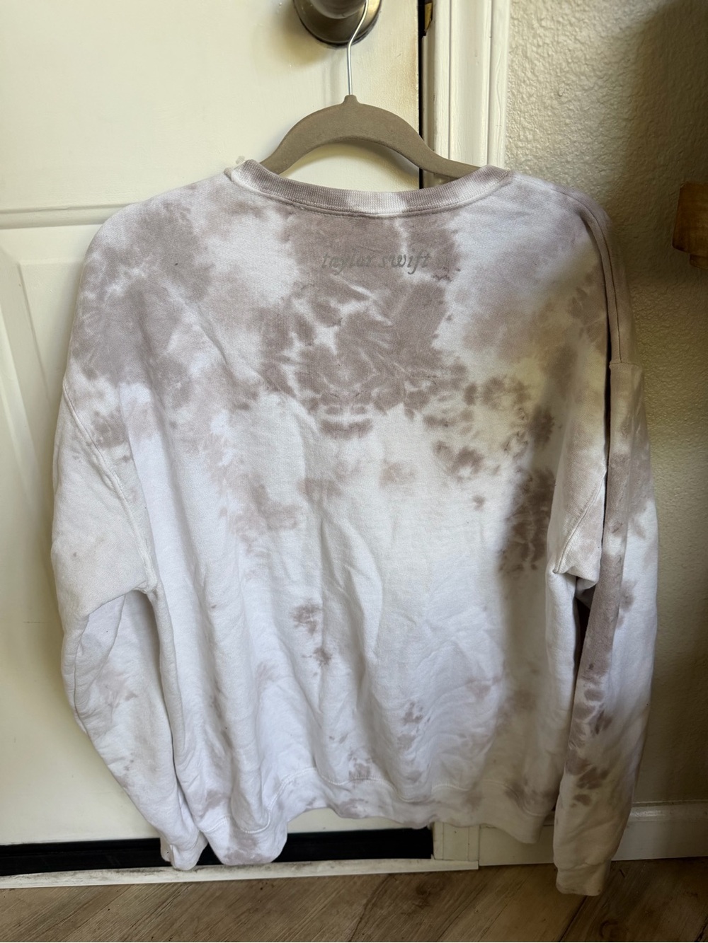 Taylor Swift Official Folklore Album Tie Dye Crewneck Sweatshirt Size Large - Picture 3 of 6